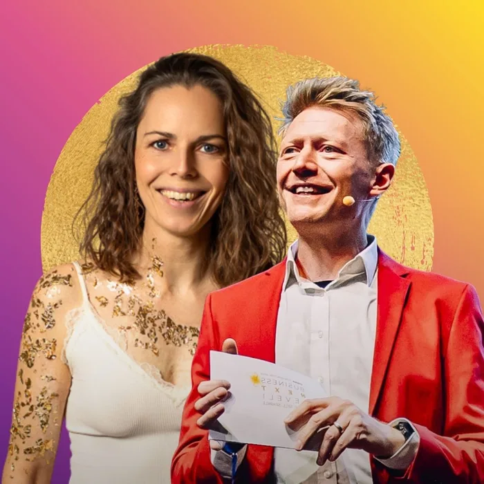 Juliane Klüß und Bernhard Vošicky vor einem goldenen Kreis