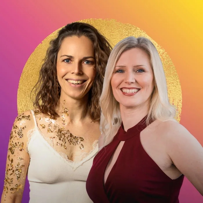 Juliane Klüß und Julia Ritter vor einem goldenen Kreis