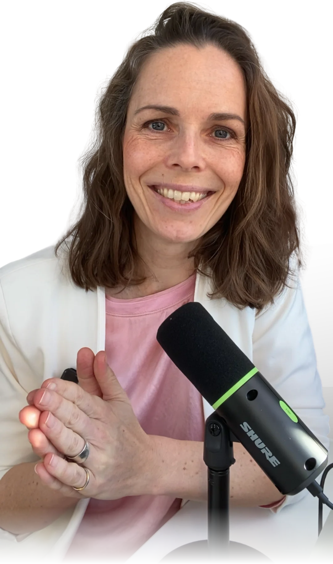 Juliane Klüß lächelt hinter ihrem Podcast-Mikrofon