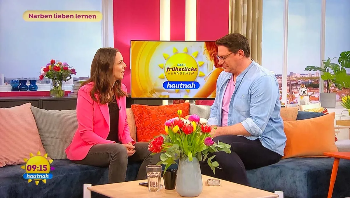 Juliane Klüß im Interview auf dem Sofa des Sat.1 Frühstücksfernsehens