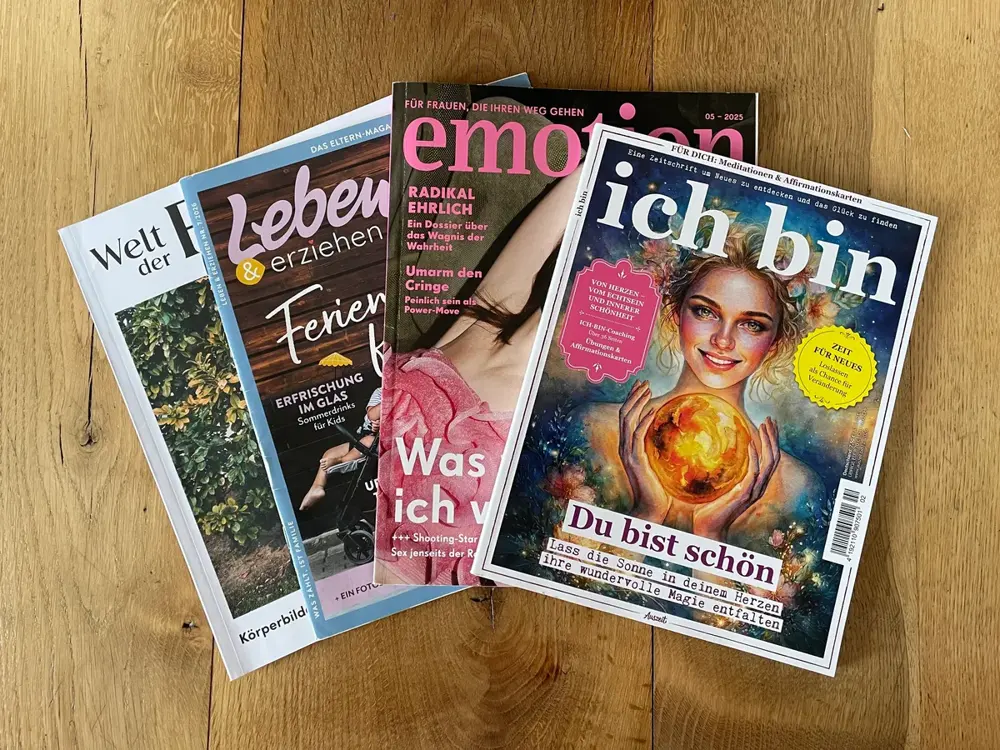 Die Zeitschriften ich bin, emotion, Leben & erziehen und Welt der Frau aufgefächert auf einem Holztisch